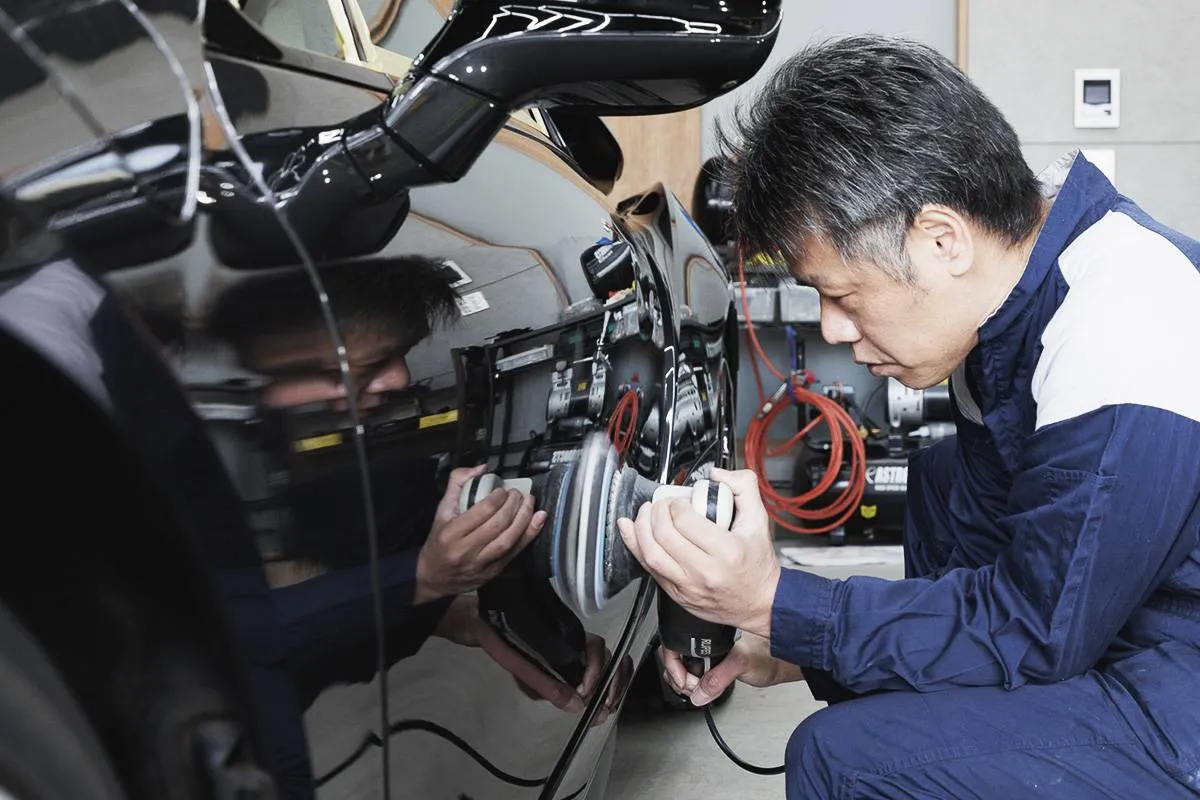 車体を研磨するスタッフ